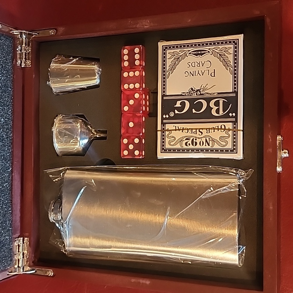 NIB Gambler's Flask Gift Set with Flask, shot glass, cards & dice - Picture 3 of 5